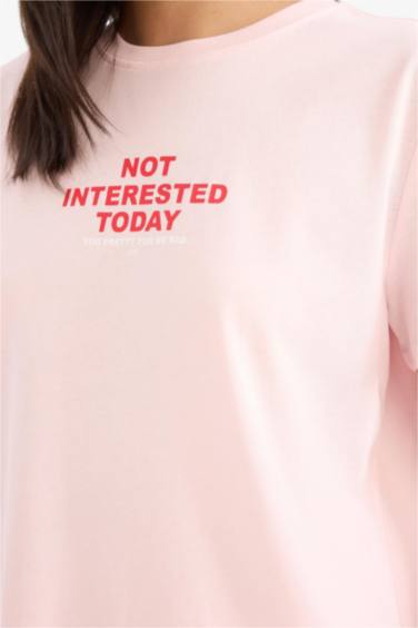 تيشيرت نص ردن بطبعة شعار قصة مريحة