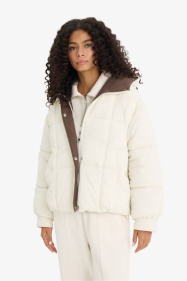 Regular Fit Kapüşonlu Fermuarlı Kısa Şişme Mont