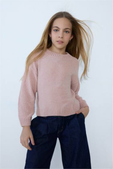Свитер для девочки с круглым вырезом из пряжи шениль