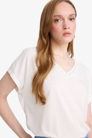 T-shirt à col en V et manches courtes