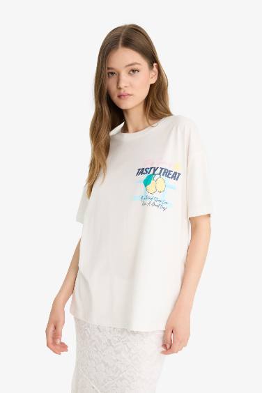 تيشيرت أبيض واسع مطبوع بياقة مستديرة وأكمام قصيرة
