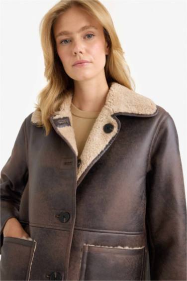 جاكيت جلد صناعي قصة عادية برقبة بولو مبطن بفرو إصطناعي ذو وجهين