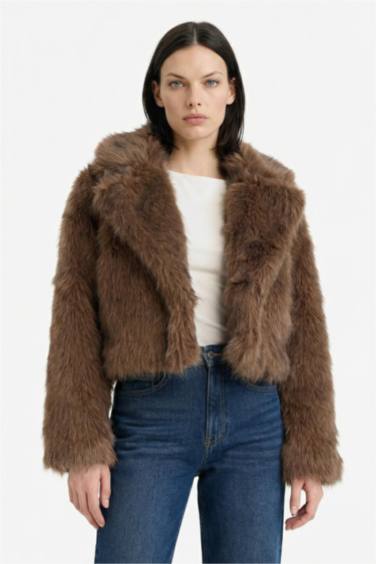 Regular Fit Düğmeli Kısa Suni Kürk