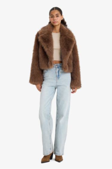 Regular Fit Düğmeli Kısa Suni Kürk