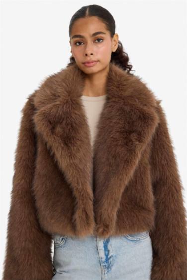 Regular Fit Düğmeli Kısa Suni Kürk