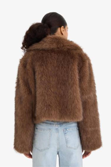 Regular Fit Düğmeli Kısa Suni Kürk