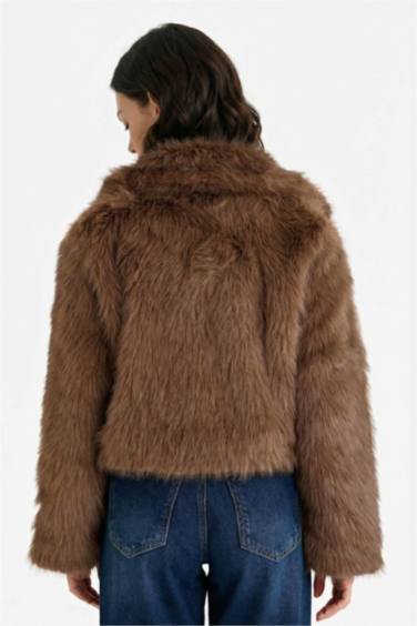 Regular Fit Düğmeli Kısa Suni Kürk