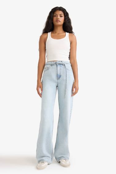 بنطلون جينز قصة مستقيمة واسعة برجل عادي وخصر عالي