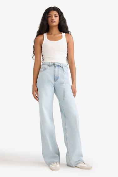 بنطلون جينز قصة مستقيمة واسعة برجل عادي وخصر عالي