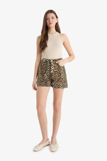 Short en gabardine imprimé léopard à taille normale