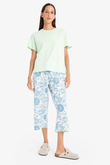 Regular Fit Kısa Kollu Pijama Üstü Esnek Belli Desenli Kapri Pijama Altı-Fall in Love