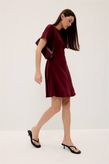 فستان قصير بياقة مستديرة