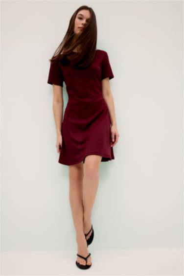 فستان قصير بياقة مستديرة