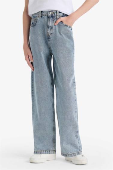 بنطلون جينز ولادي قصة فضفاضة ورجل عادية