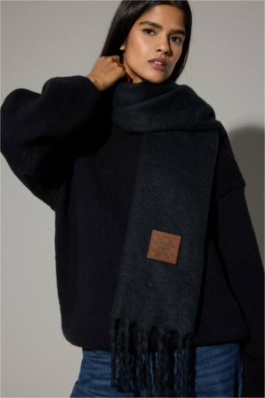 Woman Woven Label Scarf