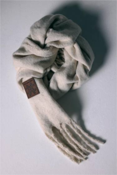 Woman Woven Label Scarf