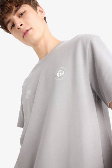 تيشيرت رمادي نص كم قصة عادية برقبة مستديرة