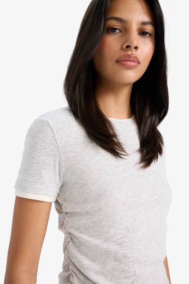 تيشيرت سادة نص كم بياقة ضيقة برقبة عريضة