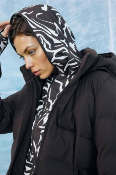 قصة عادية بغطاء للرأس مقاوم للماء