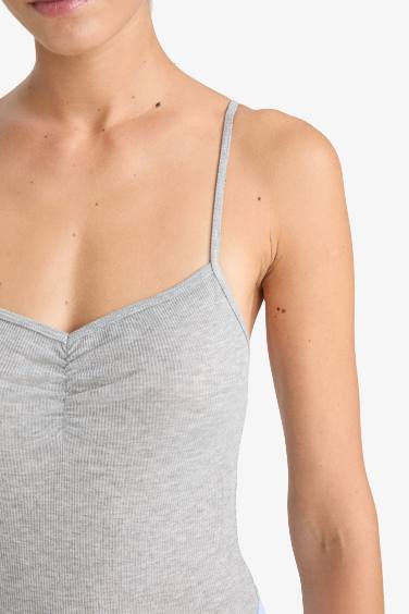 Боди с тонкими бретелями и застежкой на кнопки