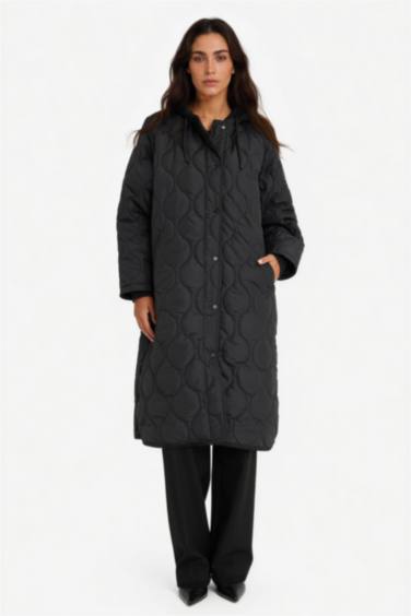 Regular Fit Kapüşonlu Çıtçıtlı Cepli Kapitoneli Parka