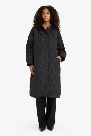 Regular Fit Kapüşonlu Çıtçıtlı Cepli Kapitoneli Parka