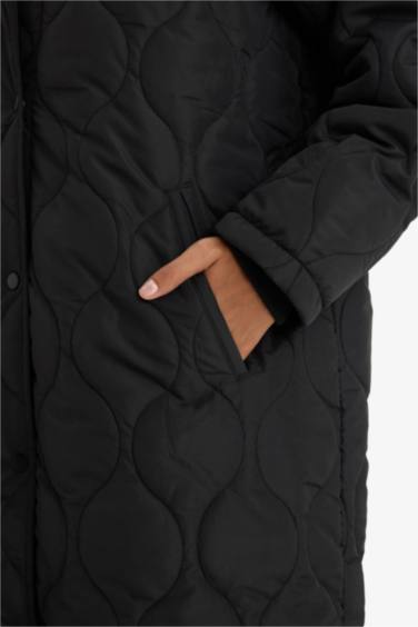 Regular Fit Kapüşonlu Çıtçıtlı Cepli Kapitoneli Parka