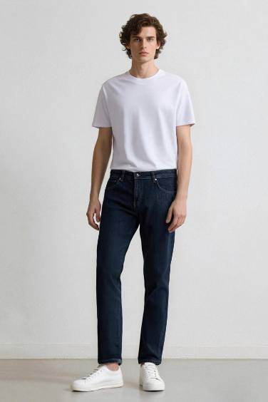 بنطرون جينز قصة مستقيمة ورجل عادي