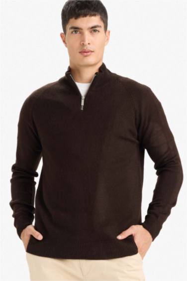 بلوفر تريكو قصة عادية بياقة بسوسته