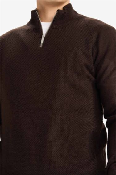 بلوفر تريكو قصة عادية بياقة بسوسته