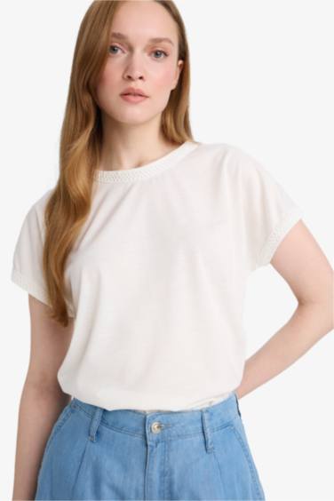 Базовая однотонная футболка с круглым вырезом и короткими рукавами.