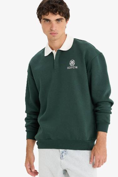 Укороченный свитшот с поло-воротником и принтом