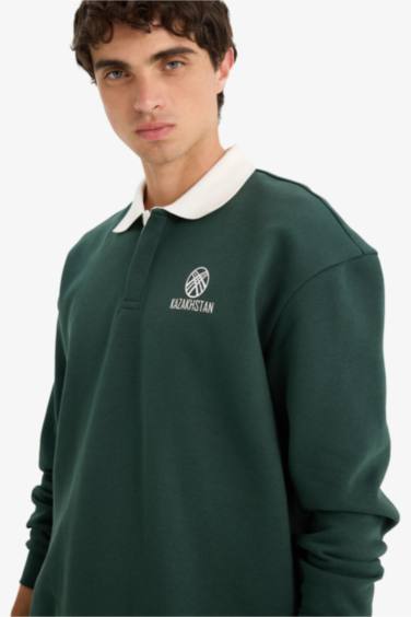 Укороченный свитшот с поло-воротником и принтом