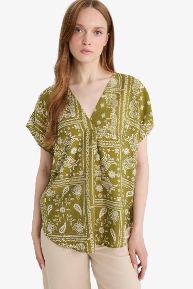 بلوزة نص كم منقوش بياقة مستديرة