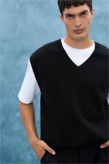 Standard Fit V-Neck Knitwear Vest