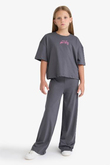 Детский комплект для девочки из двух предметов: футболка с коротким рукавом и принтом и длинные брюки на резинке