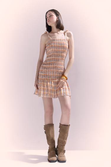 فستان قصير بطبعة مربعات بحمالات