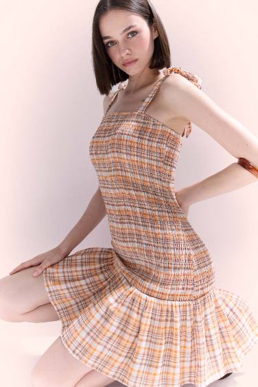 فستان قصير بطبعة مربعات بحمالات