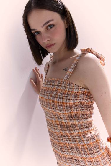 فستان قصير بطبعة مربعات بحمالات