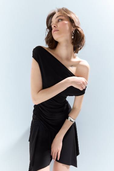 فستان اسود قصير بكتف مكشوف