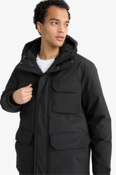 Водостойкая куртка Regular Fit с капюшоном, двумя карманами, молнией и кнопками