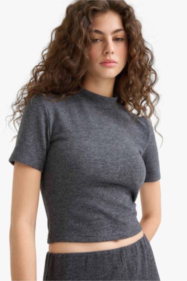 Футболка обтягивающего кроя с короткими рукавами и высоким воротником