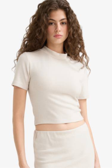 Футболка обтягивающего кроя с короткими рукавами и высоким воротником