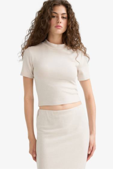 Футболка обтягивающего кроя с короткими рукавами и высоким воротником