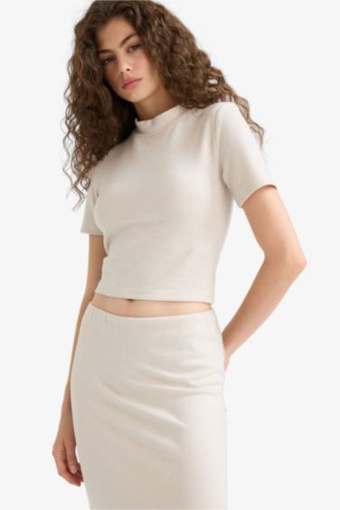 Футболка обтягивающего кроя с короткими рукавами и высоким воротником