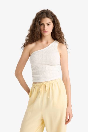 توب ابيض دانتيل سليم فيت بكتف واحد