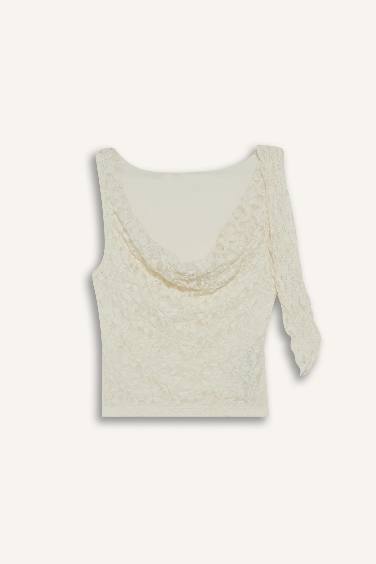 Обтягивающая блузка с одним рукавом и кружевом