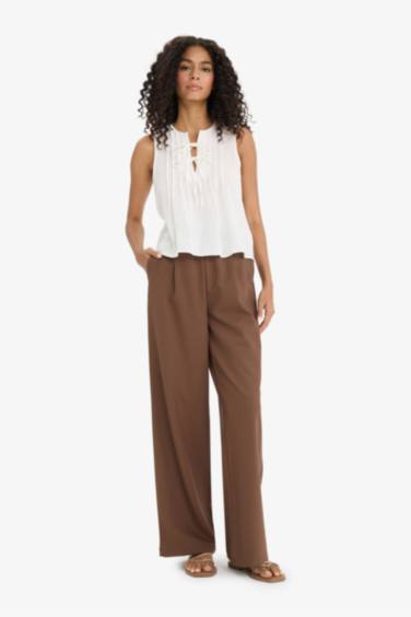 بلوزة بدون أكمام قصة عادية برقبة مستديرة بأربطة أمامية