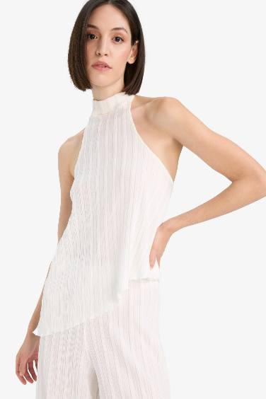 تانك توب غير متماثل بياقة عالية