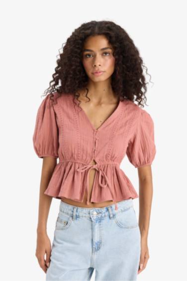 Приталенная блузка с вырезом V и завязкой, короткие рукава, из муслина